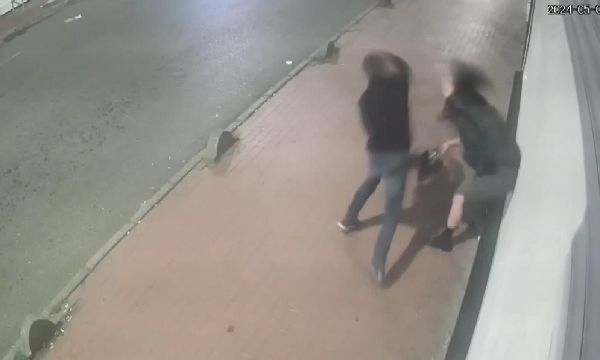 Yolda yürüyen kadına saldırı!